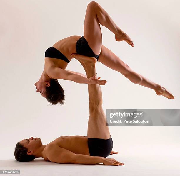 mid adult couple performing modern dance - acrobate photos et images de collection