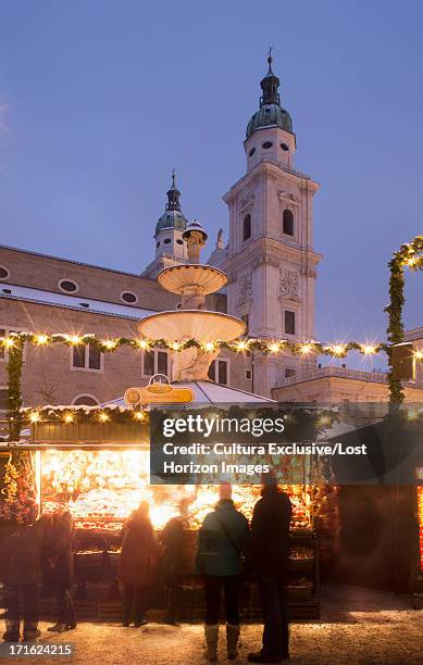 christmas lights and buildings in christmas market, salzburg, austria - salzburgerland stockfoto's en -beelden