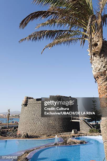 fortified tower and pool, caleta de fuste beach, antigua, fuerteventura, canary islands, spain - caleta de fuste stock-fotos und bilder