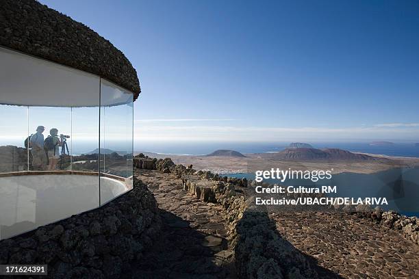 viewpoint, mirador del rio, isla graciosa, lanzarote, canary islands, tenerife, spain - isla de lanzarote - fotografias e filmes do acervo