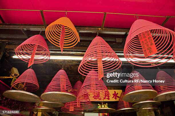 incense coils, man mo temple, hong kong, china - templo de man mo - fotografias e filmes do acervo