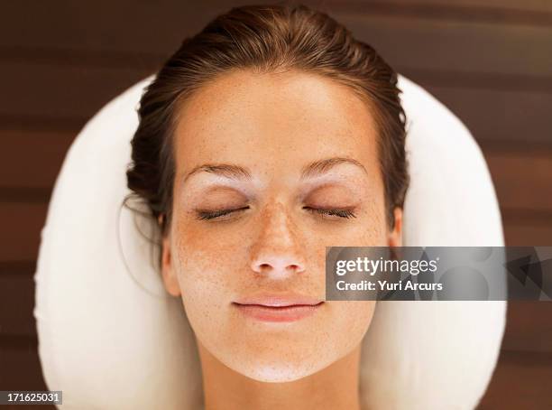 south africa, cape town, woman relaxing in spa - beautiful south african women - fotografias e filmes do acervo