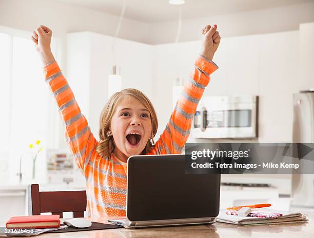 usa, utah, lehi, excited girl (6-7) with laptop - alleen één meisje stockfoto's en -beelden