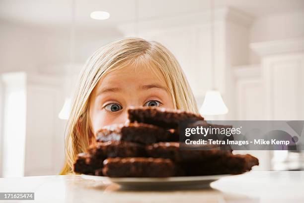 usa, utah, lehi, girl (6-7) looking at heap of brownies - sugar food 個照片及圖片檔