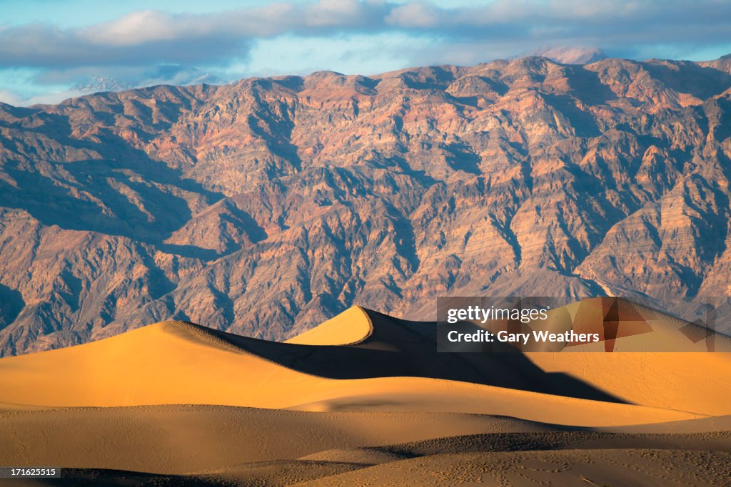 USA, California, Death Valley, Sand dunes and mountains