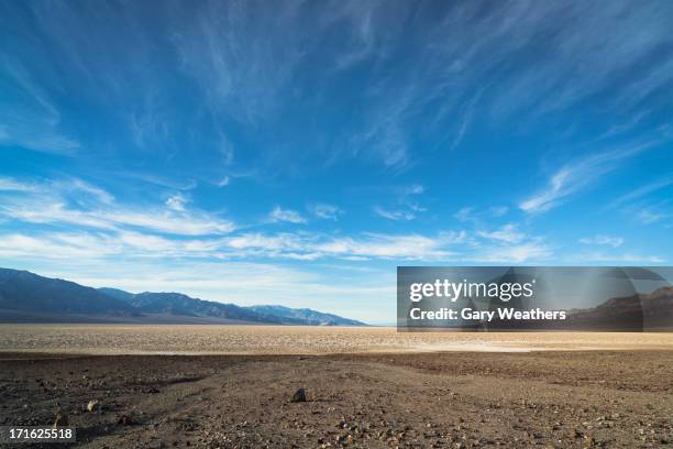 usa, california, death valley, desert landscape - horizonte sobre tierra fotografías e imágenes de stock