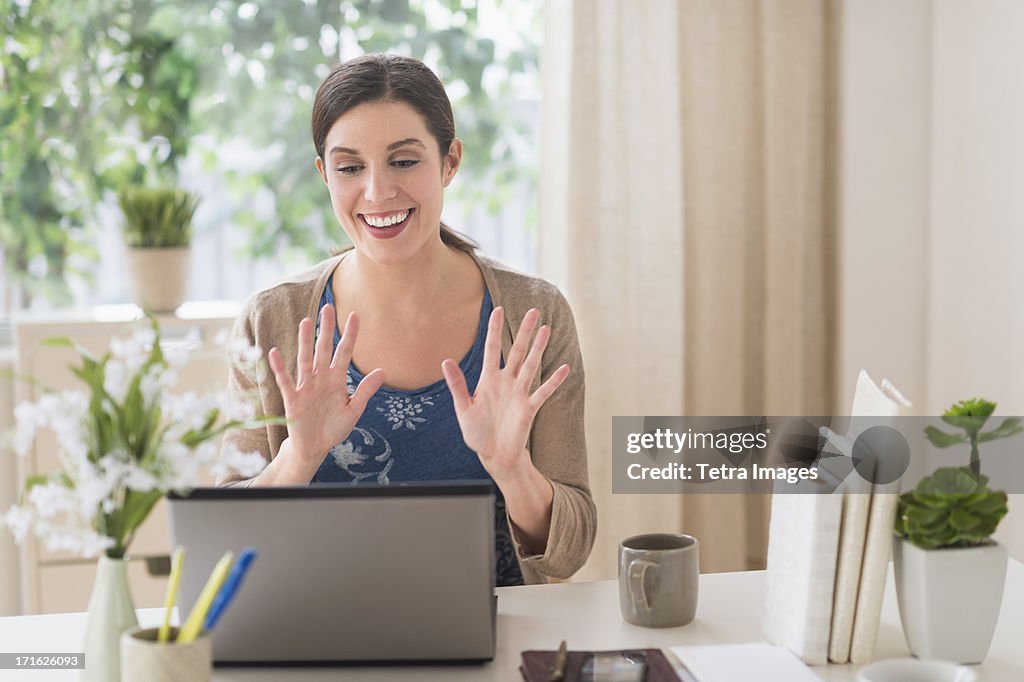 USA, New Jersey, Jersey City, Woman online chatting