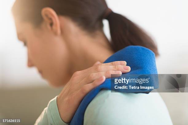 usa, new jersey, jersey city, woman touching aching back - menselijke nek stockfoto's en -beelden