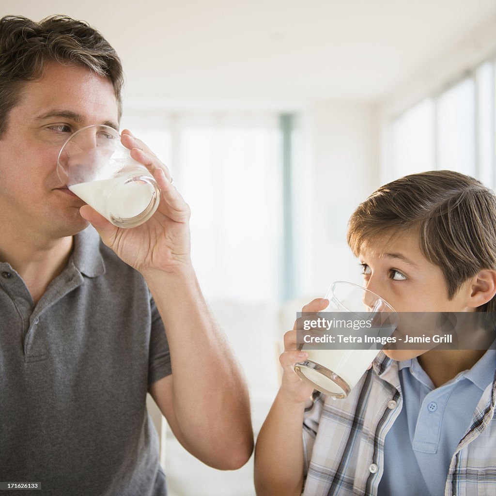 USA, New Jersey, Jersey City, Father and son (8-9) drinking milk