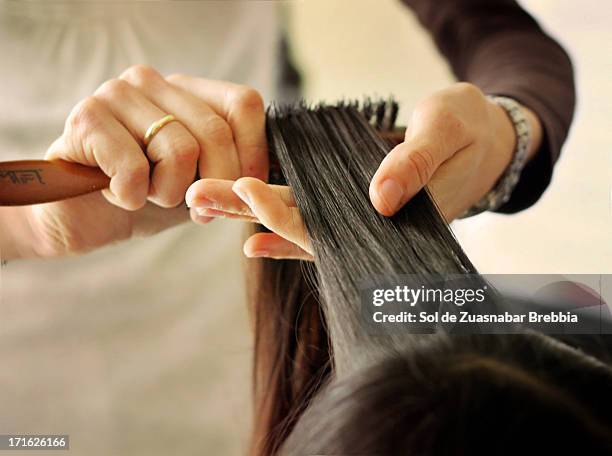 preparativos: el peinado. - smooth hair stock pictures, royalty-free photos & images