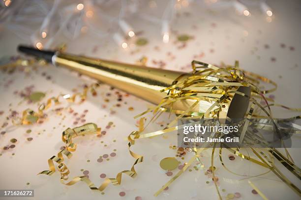 close-up of gold party horn blower - grill party stockfoto's en -beelden