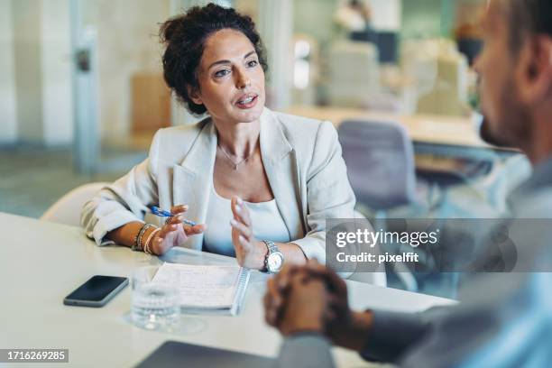 middle age businesswoman working with a partner - responsabilidade imagens e fotografias de stock