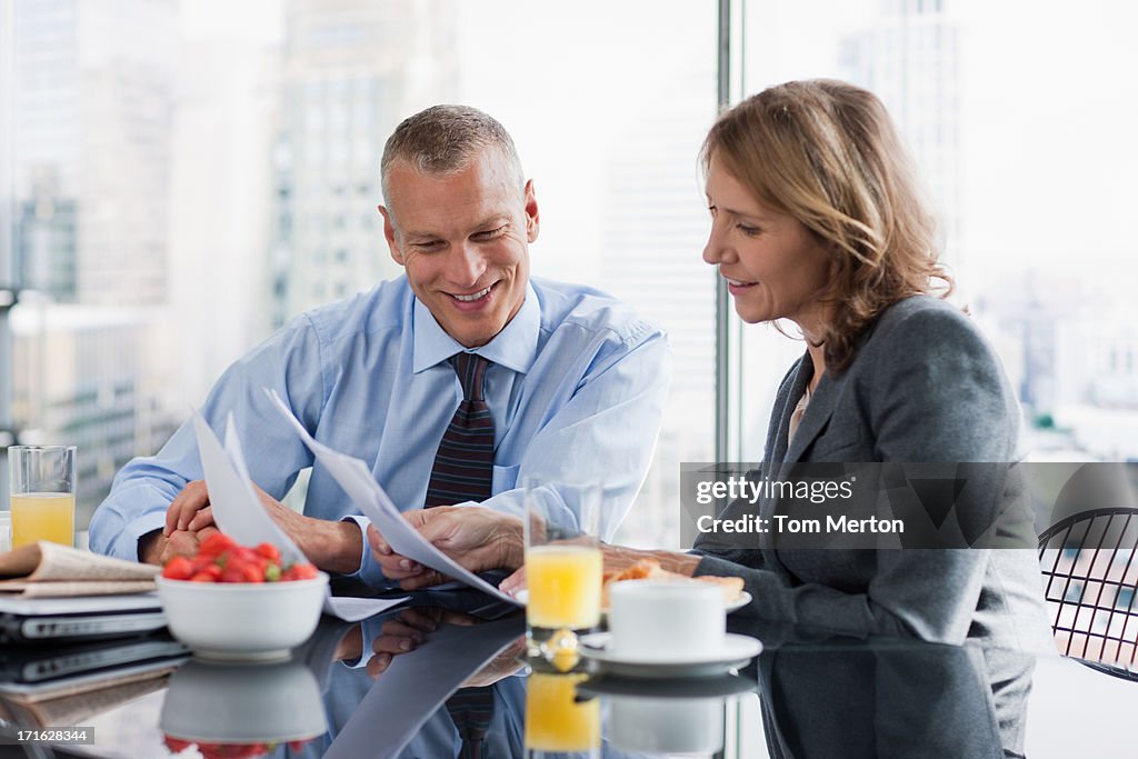 Negócios pessoas a trabalhar durante o pequeno-almoço