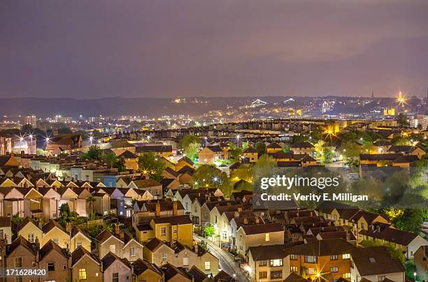 bristol skyline at night - bristol england photos et images de collection