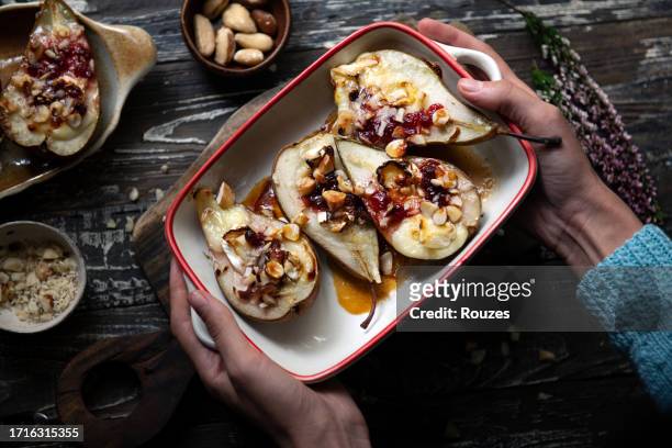 gebackene birnen mit camembert - camembert stock-fotos und bilder