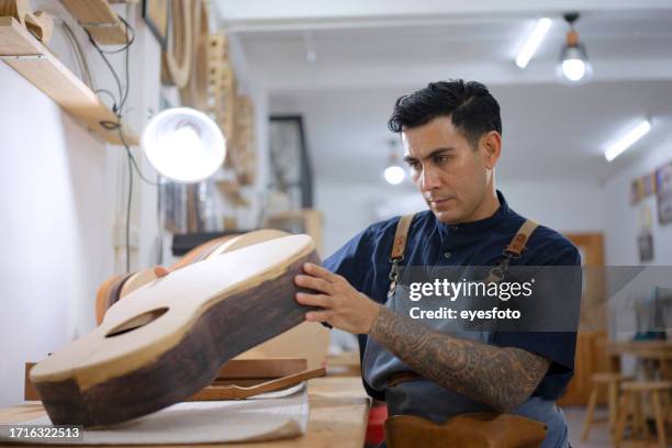 le fabricant de guitares fabrique des guitares à l’atelier. - craft show photos et images de collection