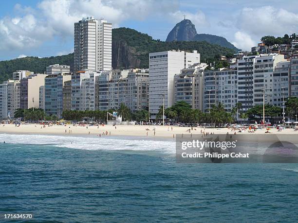 copacabana beach, rio de janeiro. - playa de copacabana fotografías e imágenes de stock