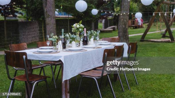 elegant table setting idea for summer outdoors dinner party. - flower arrangement carnation stock pictures, royalty-free photos & images