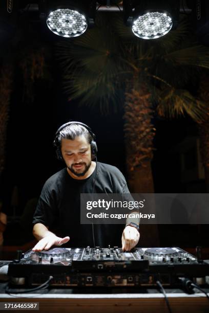 sentir la música - dj de club fotografías e imágenes de stock