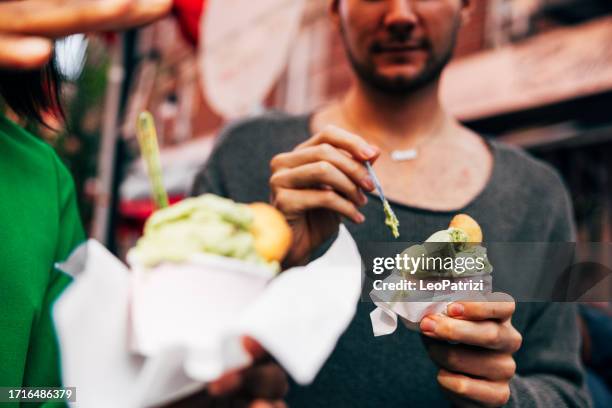 ein eis essen in nyc little italy - little italy new york stock-fotos und bilder