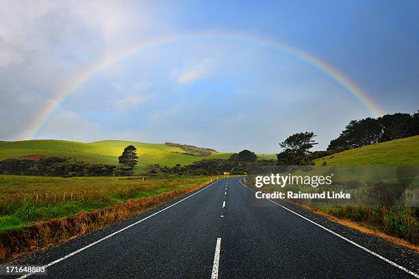 road with rainbow - région du northland photos et images de collection