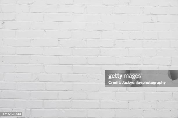 wall made of white fresh bricks, seen from the front. - parede de tijolo imagens e fotografias de stock