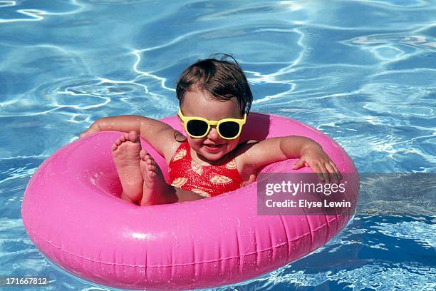 little girl in awimming pool - bebe lunette photos et images de collection