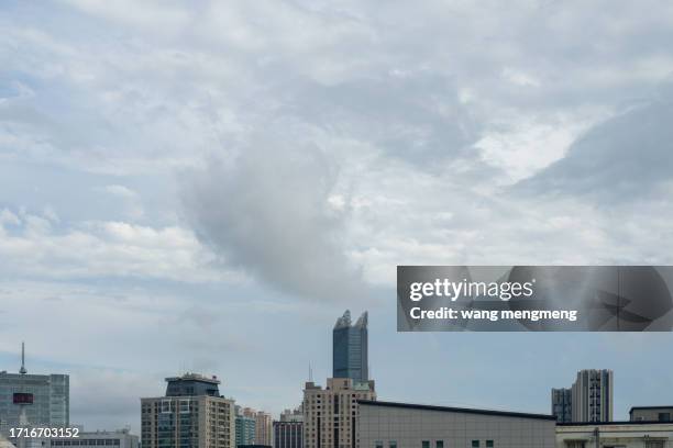 the sky above the city on a cloudy day - viral shedding stock-fotos und bilder