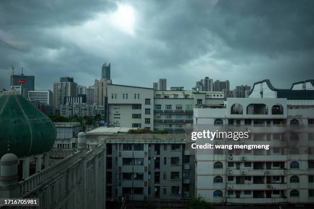 the sky above the city before the typhoon - viral shedding stock-fotos und bilder