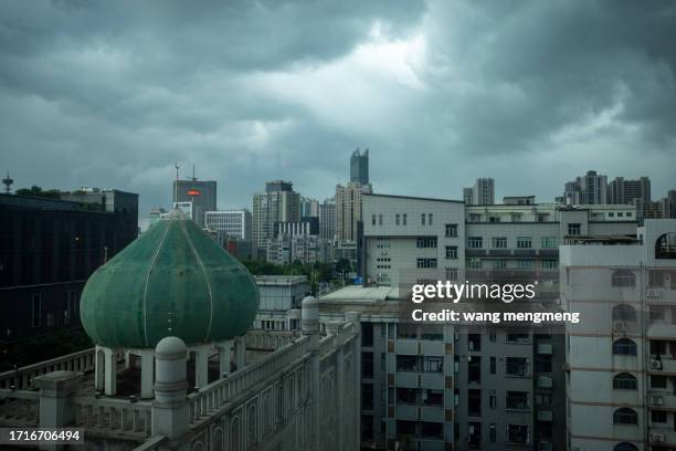 the sky above the city before the typhoon - viral shedding stock-fotos und bilder