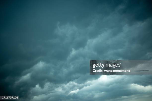 the sky of the city before the storm - viral shedding stockfoto's en -beelden