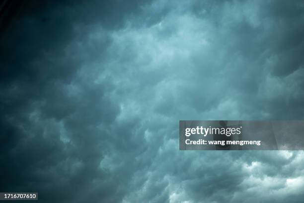 the sky of the city before the storm - viral shedding stockfoto's en -beelden