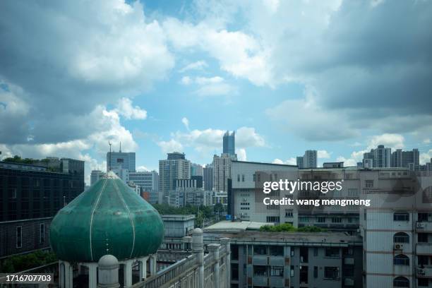 clear sky in the city - viral shedding stockfoto's en -beelden