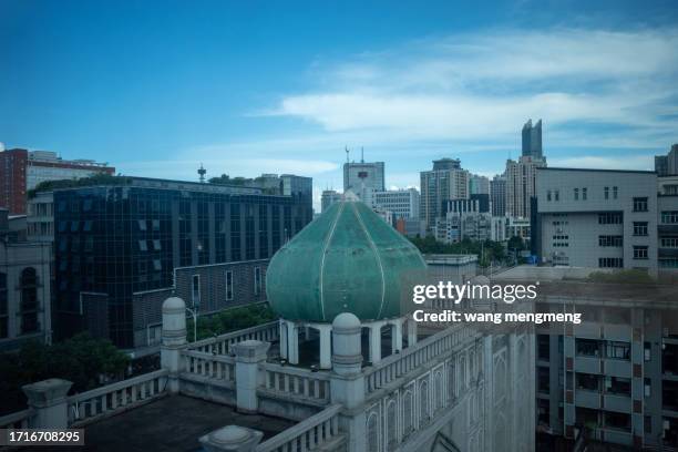 clear sky in the city - viral shedding stockfoto's en -beelden