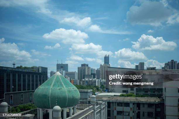 clear sky in the city - viral shedding stockfoto's en -beelden