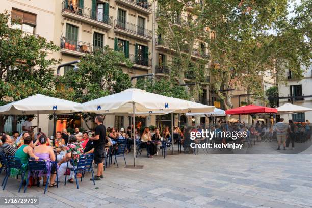 barcelona bars and restaurants in small plaza - café esplanada imagens e fotografias de stock