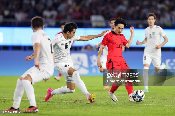 Um Wonsang of South Korea pass the ball during the 19th Asian Game Men's Semifinal between South Korea and Uzbekistan at Huanglong Sports Centre...