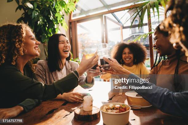 eine gruppe von freunden stößt während einer dinnerparty zusammen an - sprudelgetränk stock-fotos und bilder