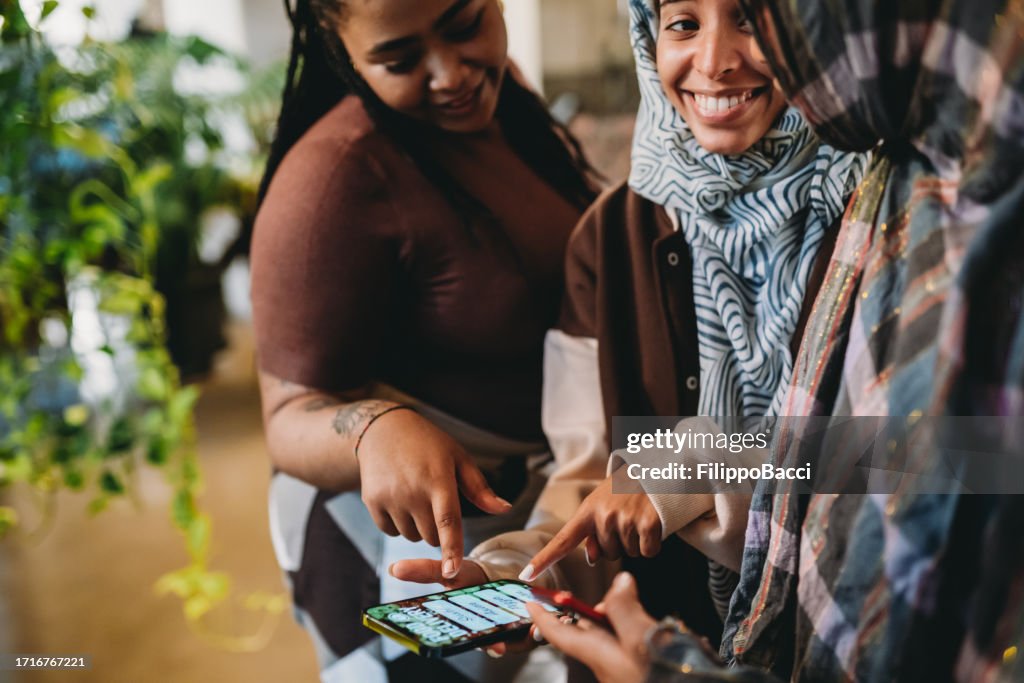 Drei Freunde bestellen essen mit einer mobilen Liefer-App