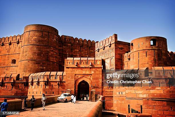 red fort of agra (lahore gate) - rode fort delhi stockfoto's en -beelden