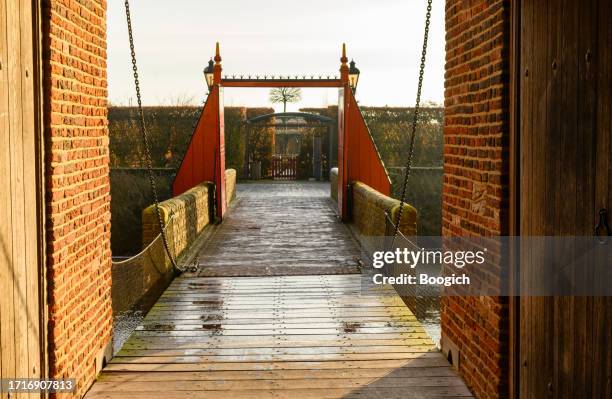 offene zugbrücke am schloss muiderslot in der nähe von amsterdam - zugbrücke stock-fotos und bilder