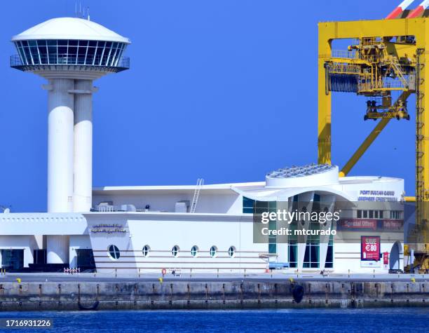 port sultan qaboos - kreuzfahrtterminal, muttrah, maskat, oman - hafenkontrollturm stock-fotos und bilder