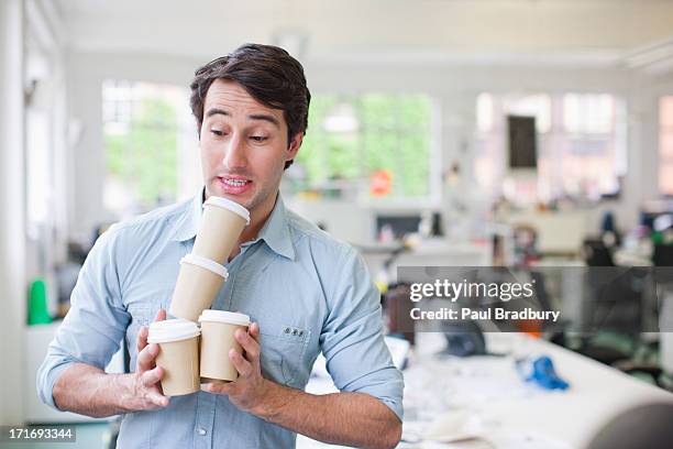 geschäftsmann balancing kaffee tassen - schleppen stock-fotos und bilder