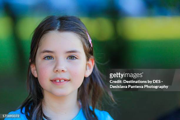 happy girl smiling - ojos verdes fotografías e imágenes de stock