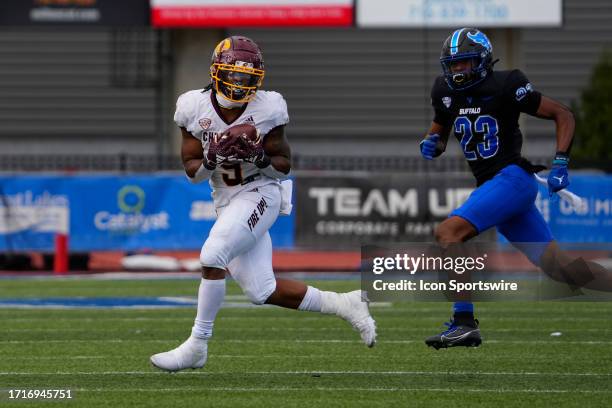 Central Michigan Chippewas Running Back Marion Lukes makes a catch during the second half of the College Football game between the Central Michigan...