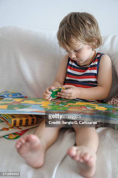 niño leyendo - niño leyendo foto e immagini stock