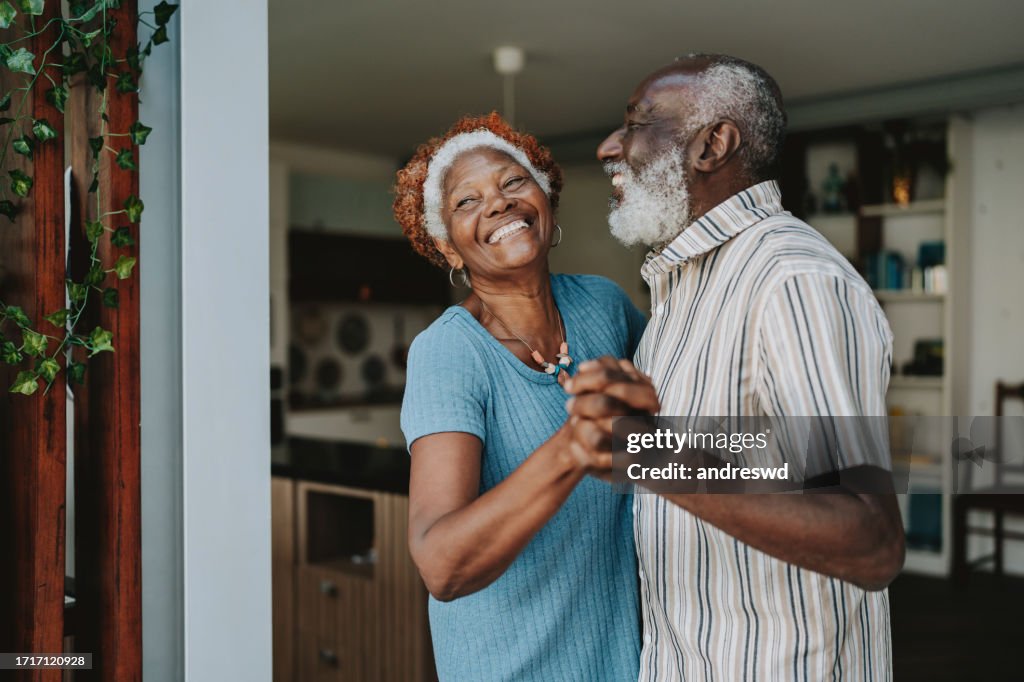 Retrato casal sênior dançando juntos