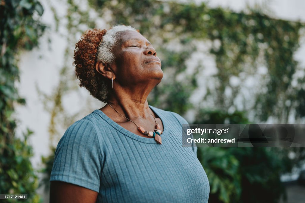 Retrato de la mujer mayor que respira