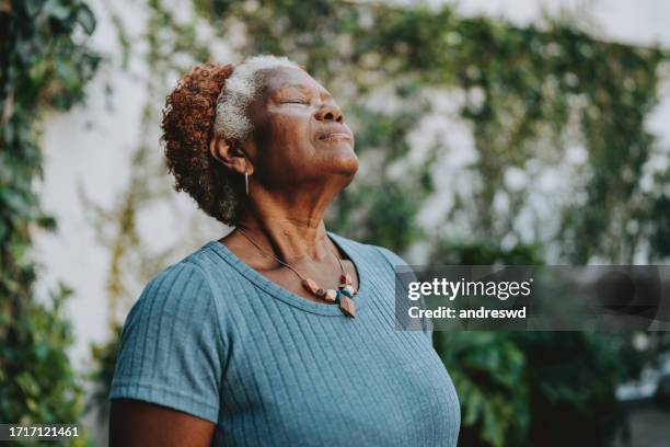 portrait femme âgée respirant - woman fresh air photos et images de collection