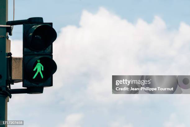 pedestrian road crossing green light - pedestrian crossing sign stock-fotos und bilder